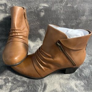 Earth Pegasus Soft Leather Almond Womens Ankle & Bootie